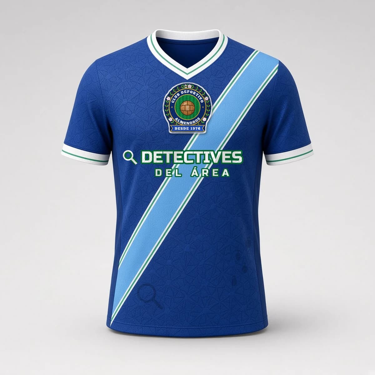 Detalle frontal de la camiseta azul del Almendros, con su escudo oficial y franja celeste